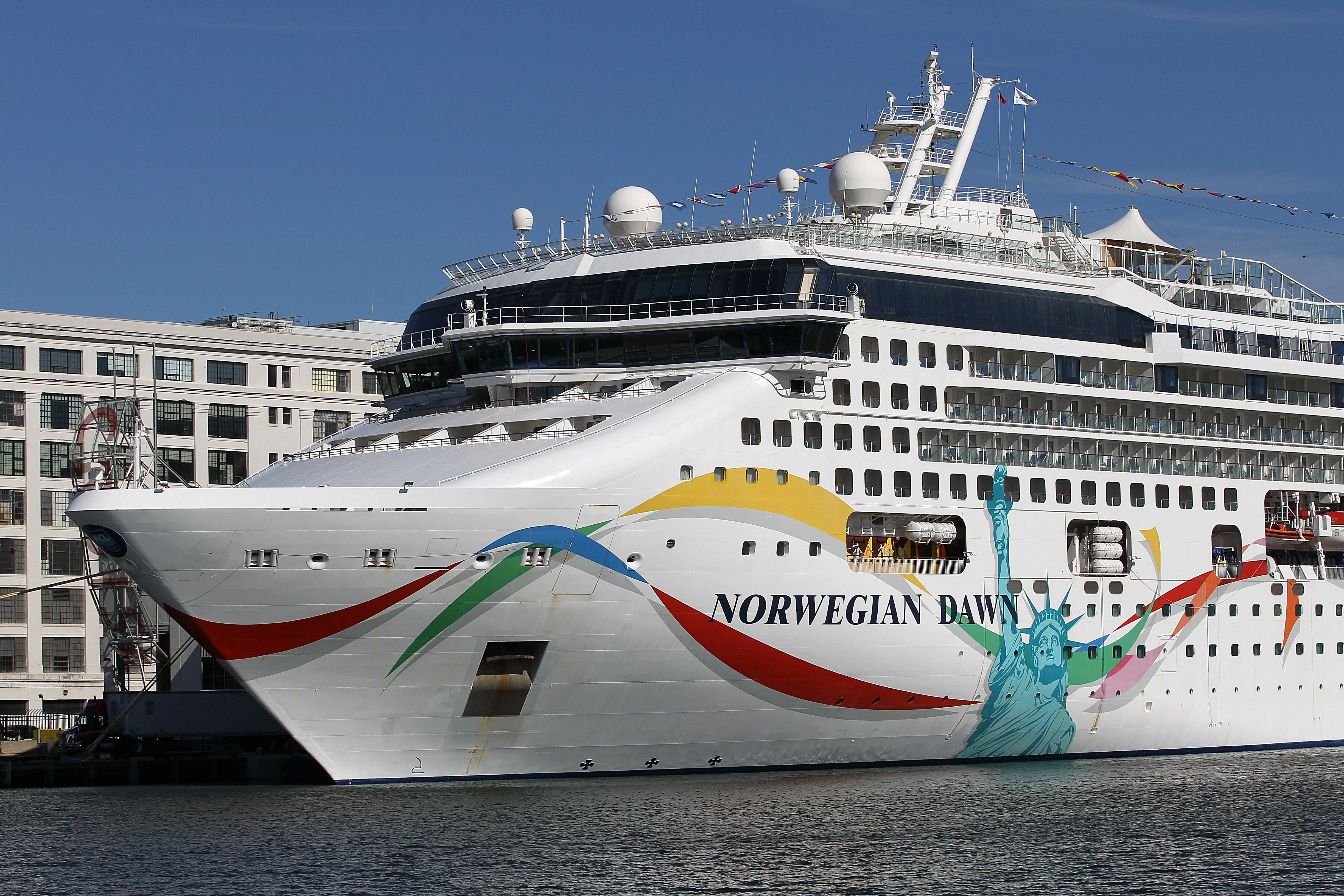 O nava cu peste 3.700 de persoane la bord a esuat in reciful din Bermuda, din cauza unei defectiuni. Relatarile pasagerilor