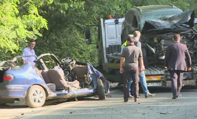 Grav accident pe DN1, in apropiere de Capitala. Doi tineri au murit dupa ce doua masini s-au ciocnit violent