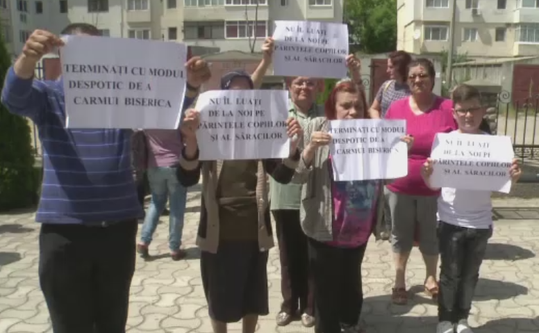 Enoriasii excomunicati din Focsani continua protestele, cerand sa fie reprimiti in randurile Bisericii: Vom ataca in instanta