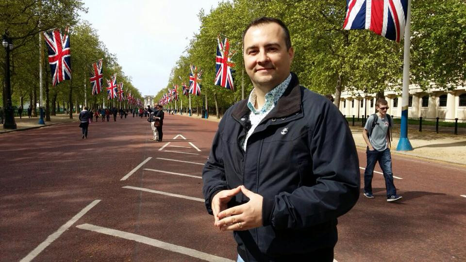 Culisele campaniei Romania din Regatul Unit. Rares Nastase: Britanicii cred ca romanii merg cu caruta si au toaleta in curte