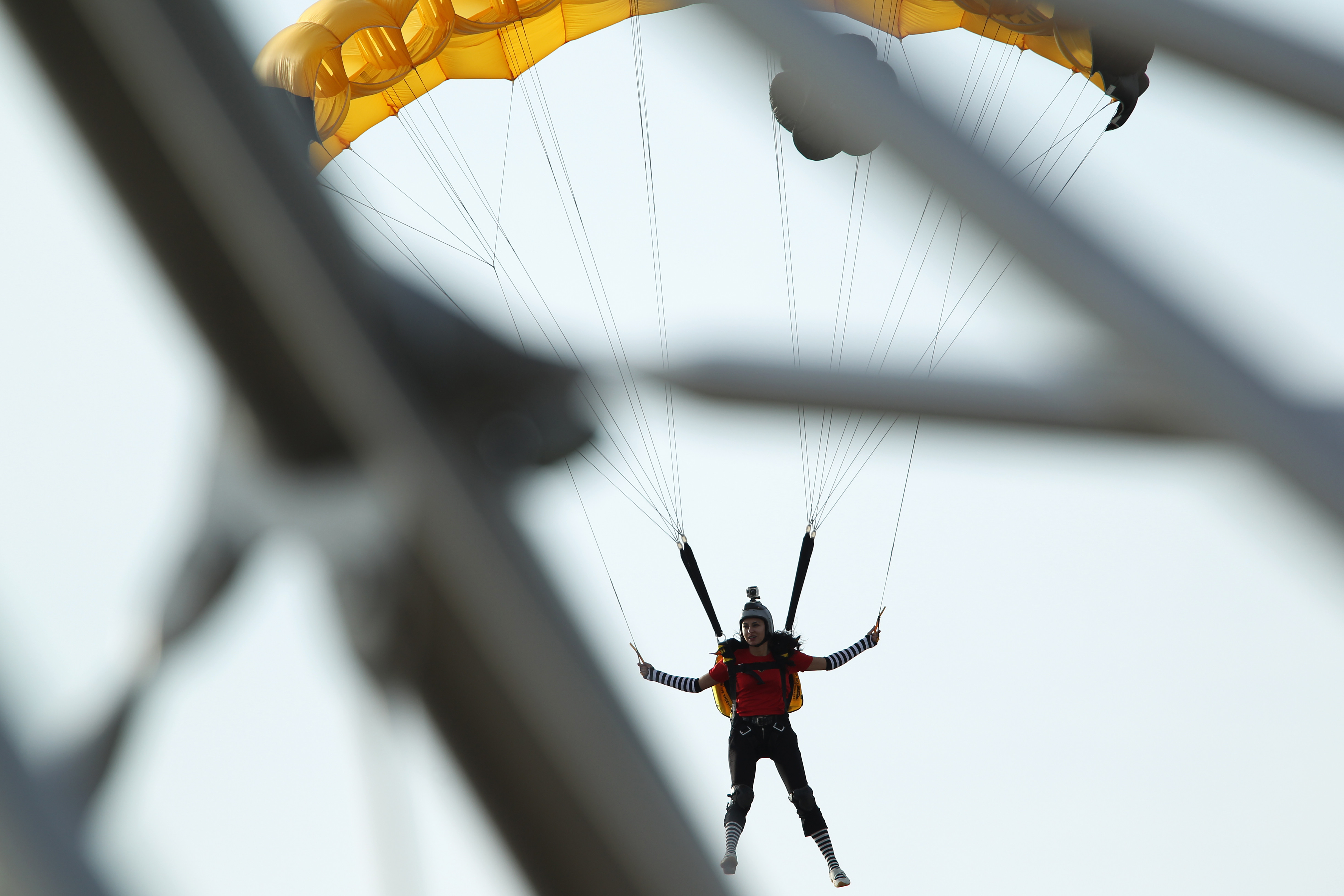 Cascadorie sfarsita tragic. Momentul in care un barbat a sarit cu o parasuta in flacari si a pierdut controlul