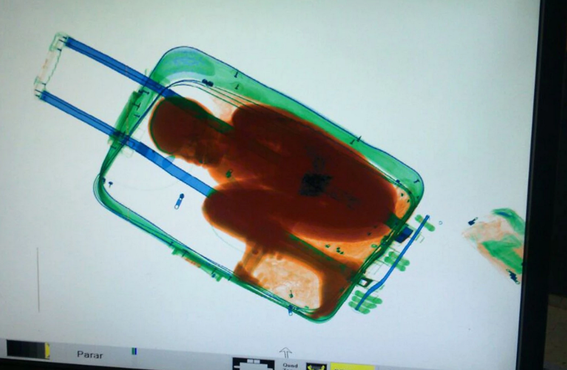 Descoperire uimitoare in gemantanul unei femei marocane. Politia a vazut asta doar cu aparatele de scanare