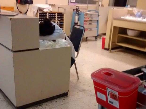 "Si eu am adormit la serviciu". Ce se intampla cand un pacient furios fotografiaza un medic dormind cu capul pe birou