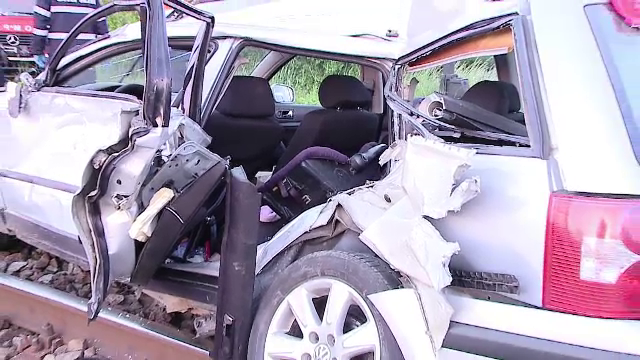 Doi tineri si un bebelus de 2 luni au scapat ca prin minune cu viata, dupa ce masina lor a fost lovita de tren