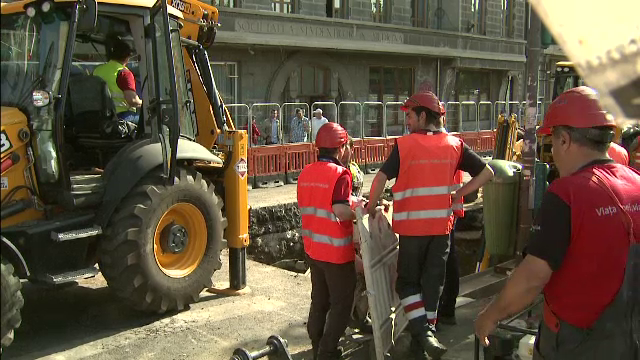 Craterul imens aparut pe o sosea din Capitala s-a dublat. Circulatia in zona a fost oprita, iar soferii au stat ore in trafic