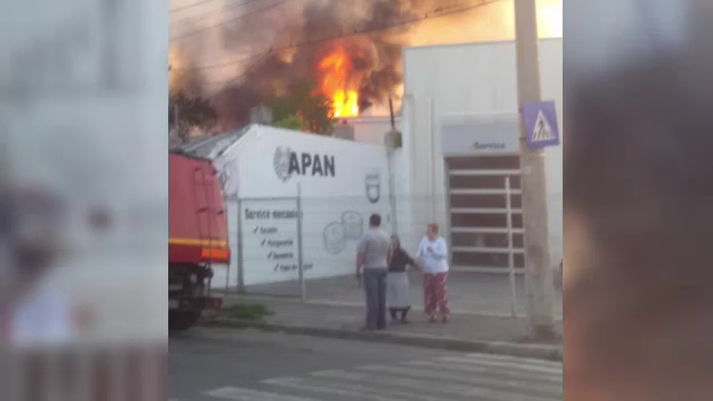 Incendiu in Galati dupa ce un barbat a adormit cu tigara aprinsa. Focul a ajuns pana la sediul unei reprezentante auto