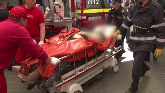 Cum a ajuns un barbat din Botosani sa cantareasca 300 kg. Pompierii s-au luptat ore in sir sa-l duca acasa, de la spital