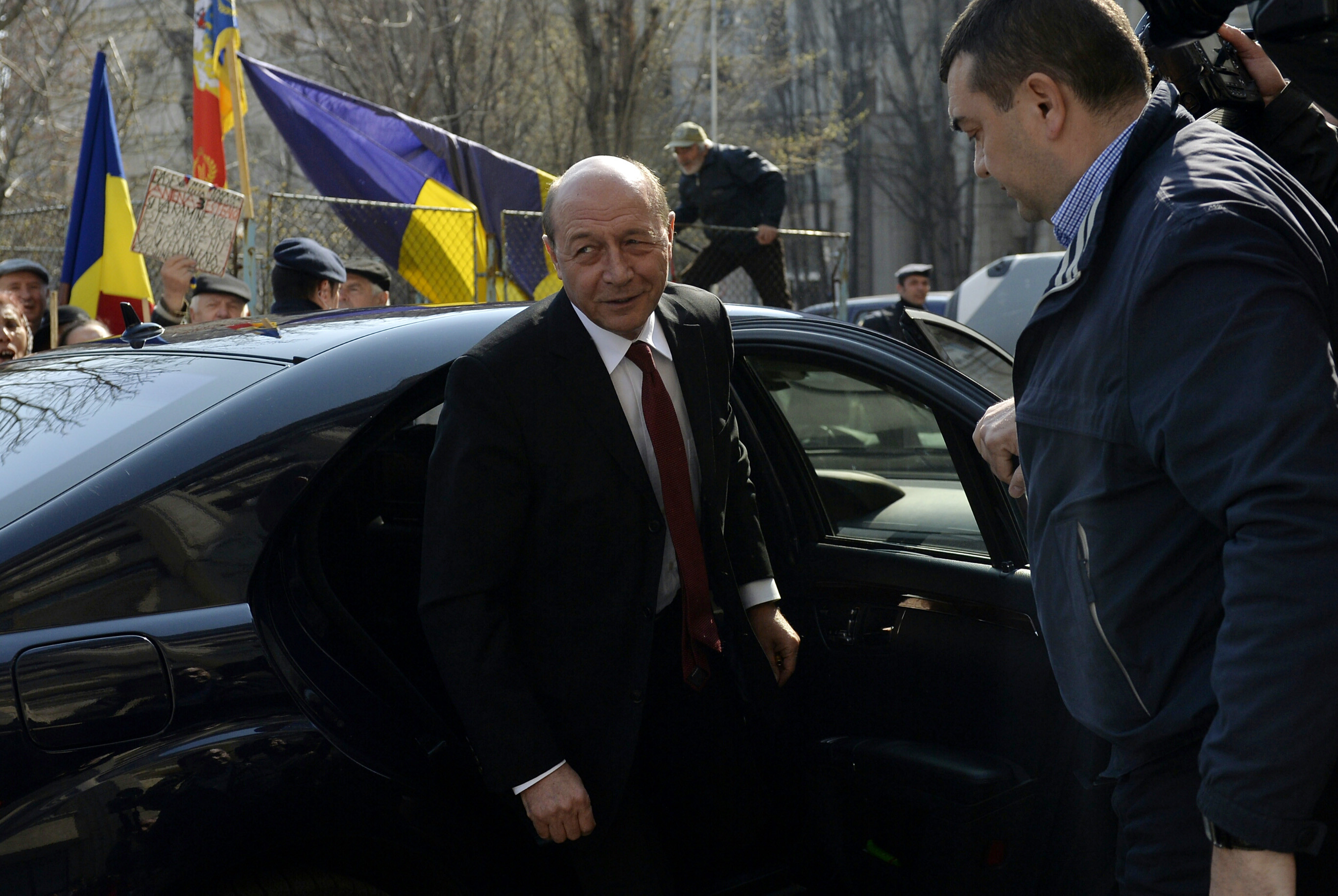 Basescu: Ma astept la 60-80 de dosare. Nitu, mai framantat de casa din Mihaileanu decat de Revolutie