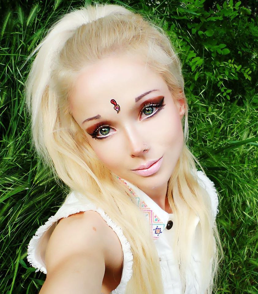Valeria Lukyanova, tanara supranumita "femeia-Barbie", recunoaste ca isi editeaza pozele in Photoshop: "Toata lumea o face"