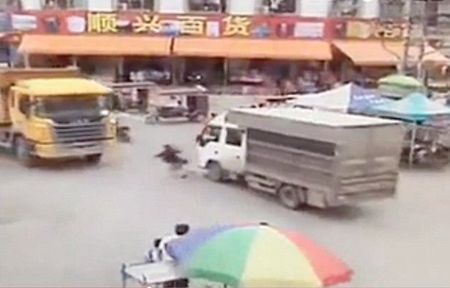 Accident filmat. Momentul in care o femeie a fost lovita mortal in timp ce traversa strada uitandu-se la telefon. VIDEO