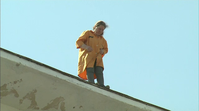 O femeie din Capitala s-a urcat pe bloc si ameninta ca-si va pune capat zilelor. Ce a facut-o sa recurga la acest gest