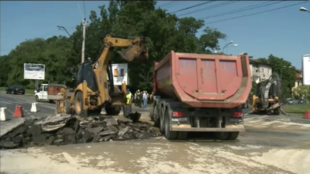 Asfaltul de Doamne Ajuta al Capitalei. "Sf. Filofteia" a crapat o strada, la cateva zile dupa aparitia craterului de la Izvor