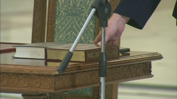 Primul ministru de dupa 1989 care depune juramantul cu mana pe Coran. Premiera a avut loc joi la Cotroceni