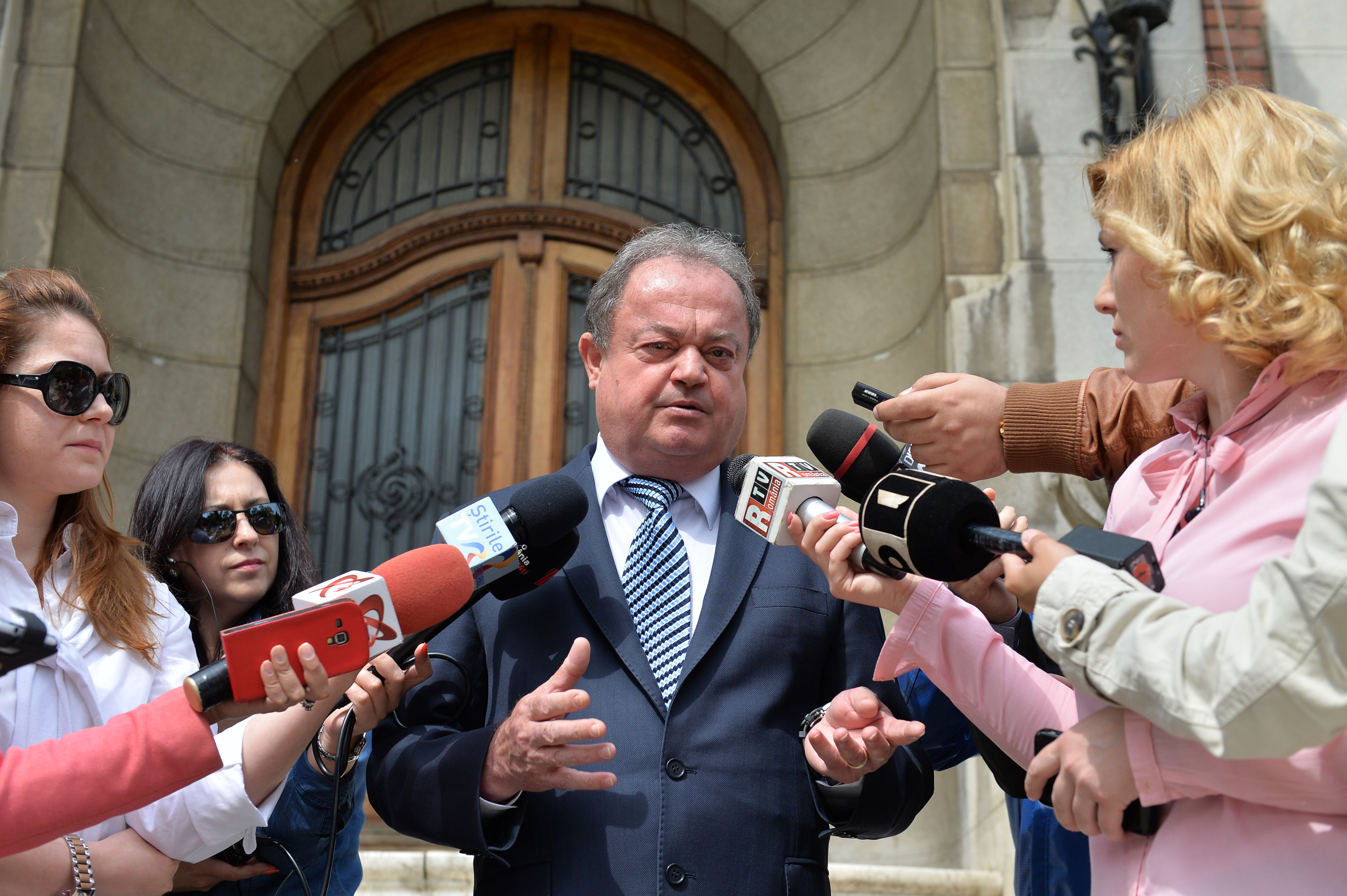 Vasile Blaga a fost trimis in judecata, sub control judiciar. Fostul sef al PNL este acuzat de trafic de influenta