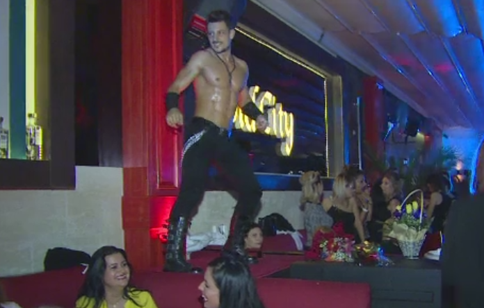 A curs sampania in cluburile din Capitala. Elenele si Constantinii s-au sarbatorit alaturi de prieteni: "Cadoul e in parcare"