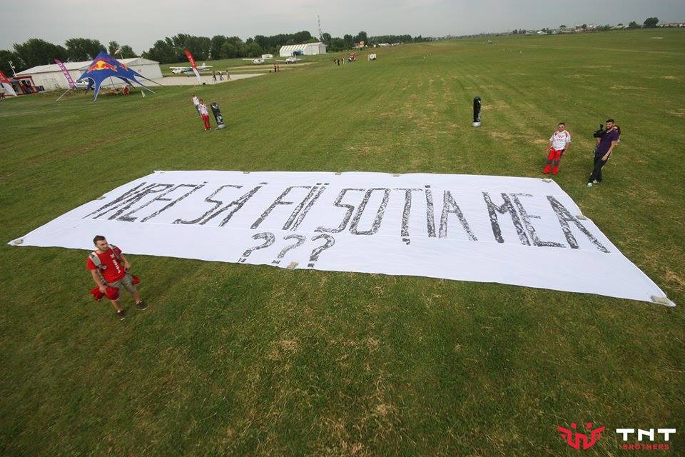 Cerere spectaculoasa in casatorie, pe Aerodromul Clinceni. Surpriza unui militar pentru iubita sa, dupa un salt cu parasuta