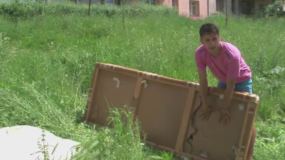 Copilul din Hunedoara care a fost lovit de o canapea aruncata de la etaj are 2 vertebre fisurate. "A intrat practic prin el"