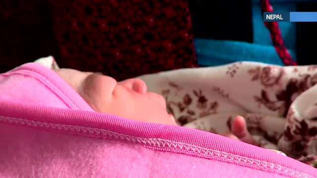 Femeia care a nascut la 5 minute dupa cutremur, desi peretii spitalului se prabuseau in spatele ei. Reportaj ProTV in Nepal