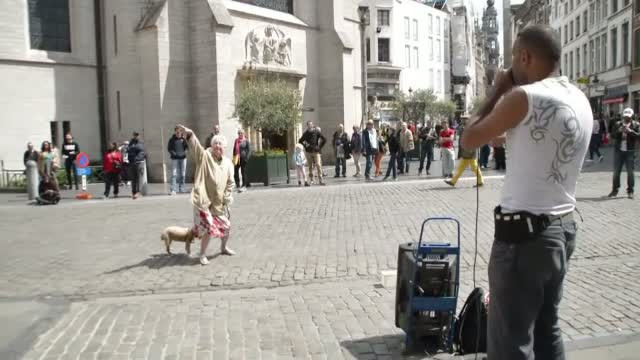Imaginile care fac senzatie pe internet. O batranica a dansat, in Bruxelles, pe ritmuri de beatbox