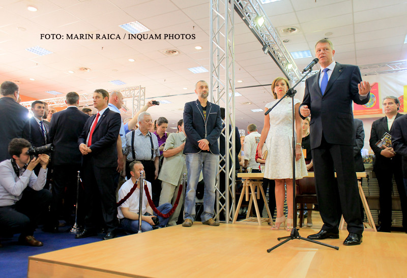 Klaus Iohannis si-a lansat a doua carte. Ce spune presedintele despre rolul jucat de sotia sa in campania electorala