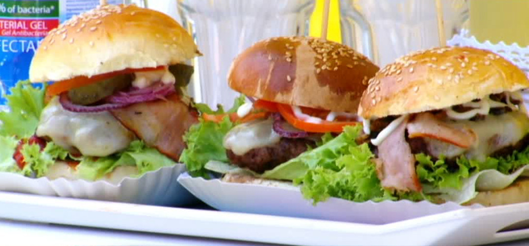 Burgeri cu mozzarela si vita sau harissa si burta de porc. Cate zeci de milioane de "chiftele americane" mananca romanii