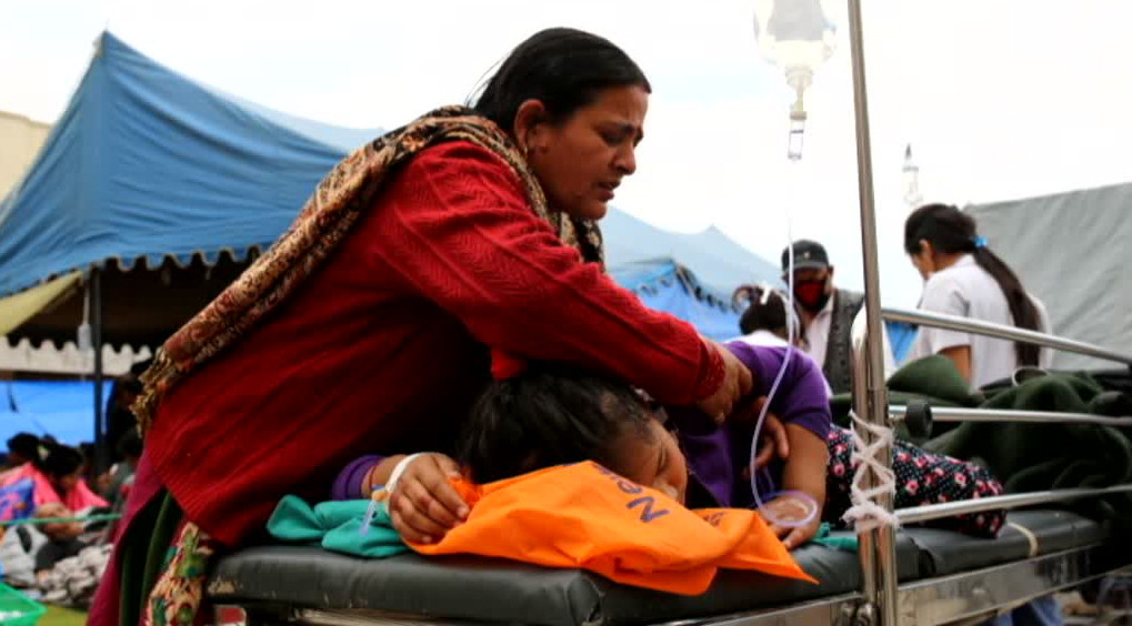 femeie din Nepal cu copil