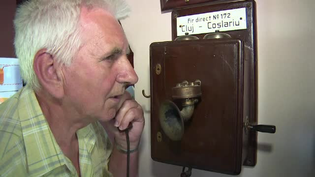 Telefonul cu palnie sau camera de filmat cu arc. Un barbat din Arad are o camera plina cu SUTE de telefoane si radiouri vechi