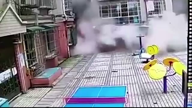 Momentul in care o cladire de 9 etaje din China se prabuseste peste zeci de familii. Sunt cel putin 10 victime