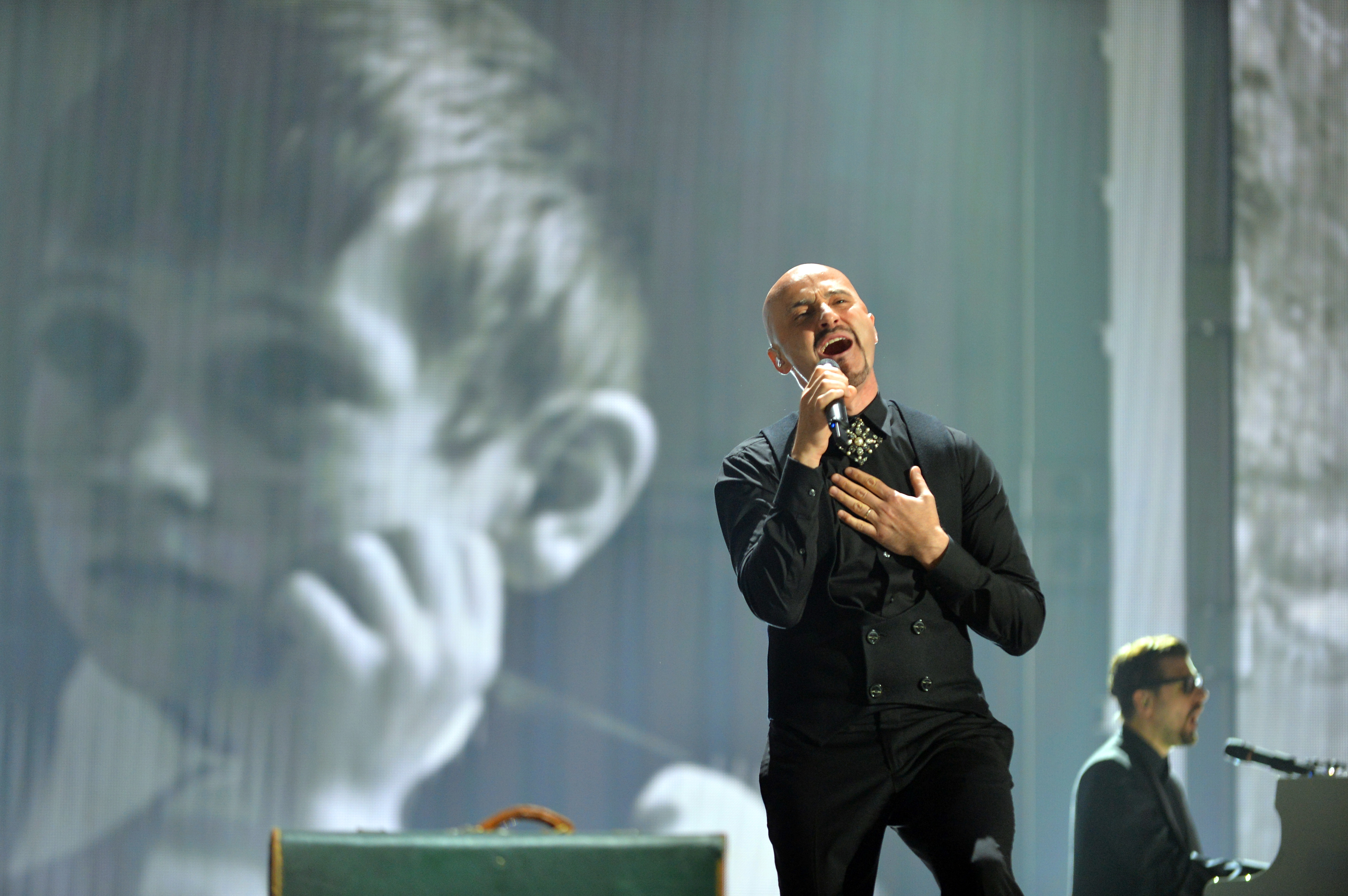 Voltaj, melodie emotionanta despre situatia Romaniei: "Mai am doar 10 zile de trait/ Sa stiti copiii mei ca v-am iubit"