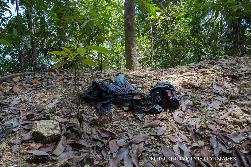 Autoritatile din Malaysia au descoperit gropi comune unde erau aruncate cadavrele imigrantilor. "Nu stim cate sunt in total"