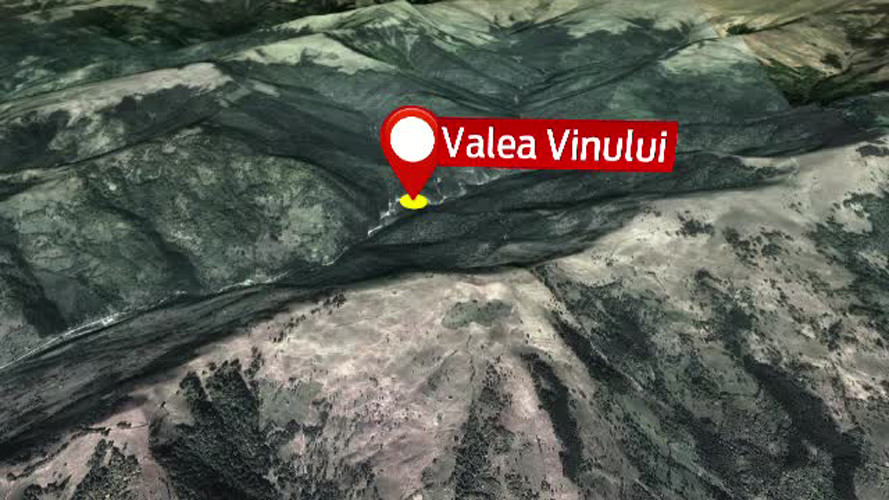 O eleva de clasa a V-a a cazut intr-o prapastie in muntii Rodnei. Salvatorii au avut nevoie de un elicopter