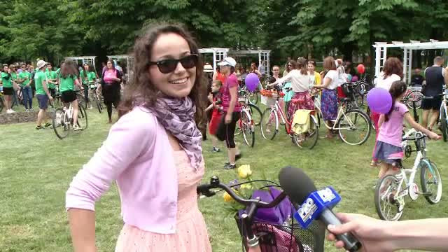 Ziua fetelor "Cochete pe Biciclete" la Timisoara. Sute de tinere au pedalat, in rochii sau fuste, pe strazile orasului