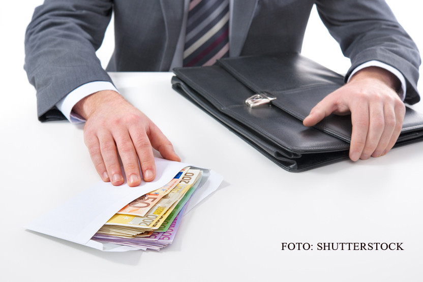 Seful Politiei Rutiere din Piatra Neamt si sase agenti, retinuti. Ar fi luat mita de 115 ori in mai putin de o luna