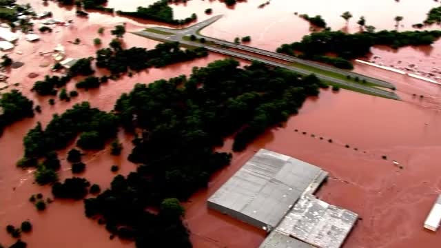 Stare de urgenta in mai multe localitati din SUA. Doi oameni au murit, iar sute de case au fost distruse de inundatii