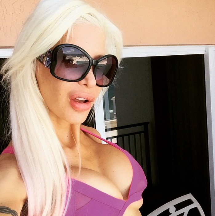 Din spate arata ca o adolescenta, dar isi arata adevarata varsta cand se intoarce cu fata. Cum a aparut pe plaja o vedeta