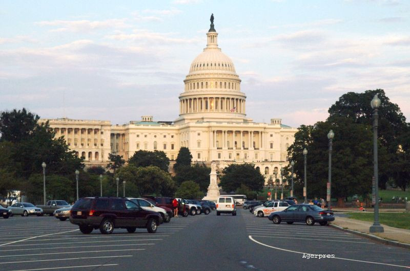 O bomba confectionata dintr-o oala sub presiune, detonata langa cladirea Capitoliului. O persoana a fost retinuta