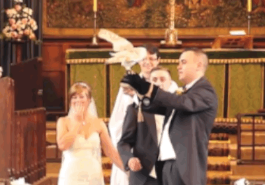 A vrut sa-si surprinda mireasa si a lasat-o fara cuvinte. Reactia ei in fata altarului spune totul: VIDEO