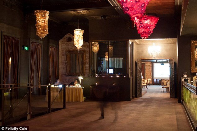 Incident bizar intr-un bar din Australia. Ce a surprins un fotograf dupa ce a descarcat pozele pe calculator