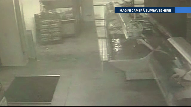 De ziua lui, un tanar de 19 ani s-a urcat baut la volan si a intrat cu masina intr-un magazin. Aventura sa a fost filmata