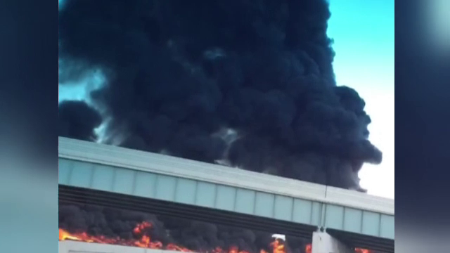 O cisterna cu 34 de tone de carburant a luat foc in Detroit. Pasagerul unei masini a filmat imagini de cosmar