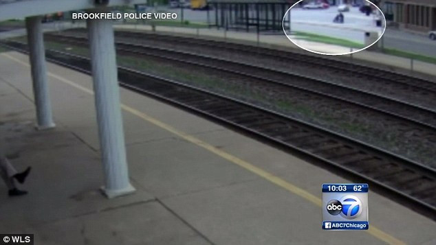 Clipe de groaza pentru o femeie din SUA. Ce s-a intamplat dupa ce a ramas blocata in fata unui tren