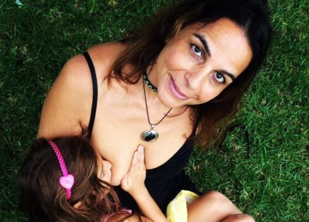 Femeia care isi alapteaza fiica de 6 ani chiar si la scoala. Fetita spune ca laptele mamei sale are gust de acadele