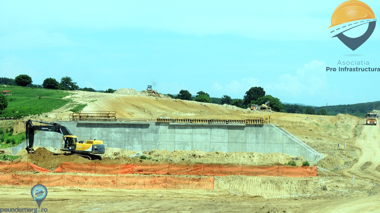 Cele mai noi imagini cu prima autostrada din Romania cu ecoducte pentru ursi. Filmarea din avion arata stadiul lucrarilor