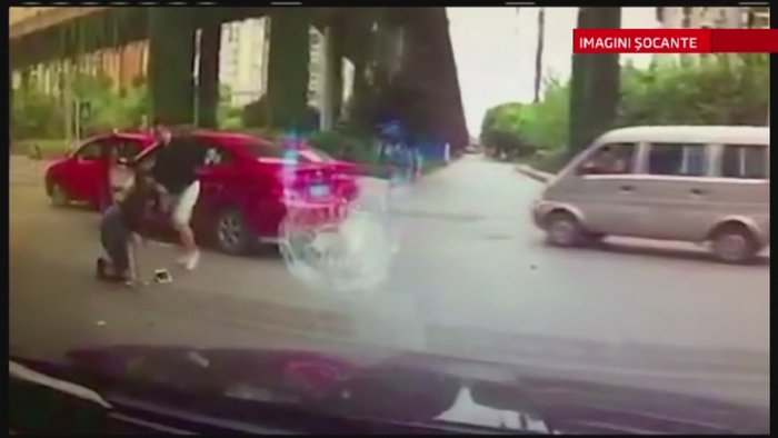 O femeie din China a fost batuta cu mainile si picioarele de un sofer. Momentele de violenta au fost FILMATE
