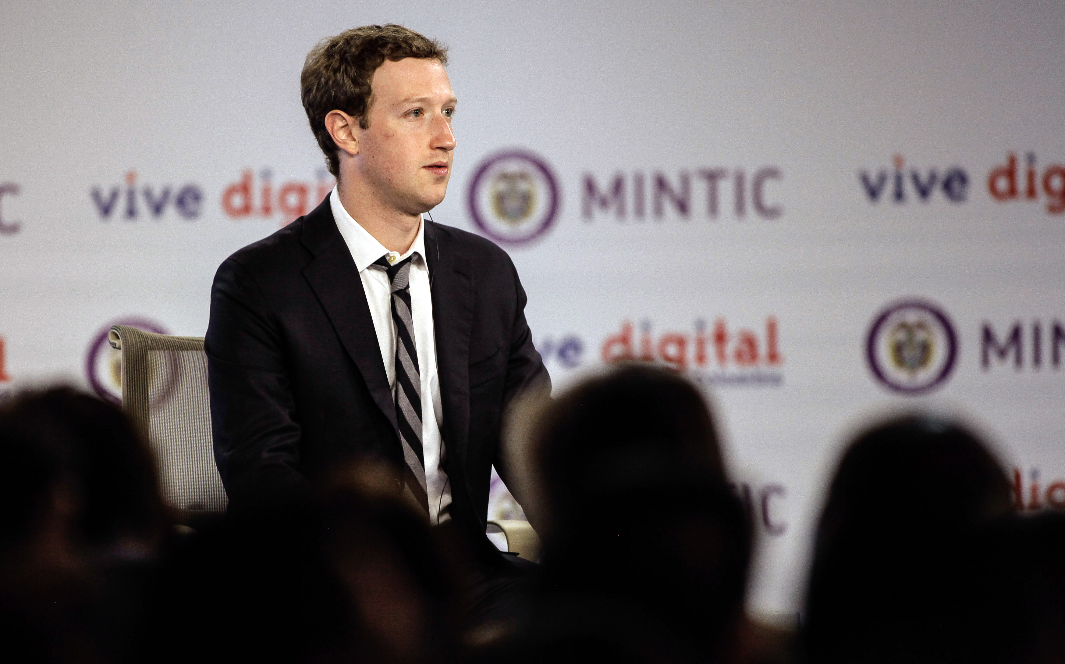 Facebook a trecut pragul de 1 miliard de utilizatori intr-o singura zi. Mesajul transmis de Mark Zuckerberg