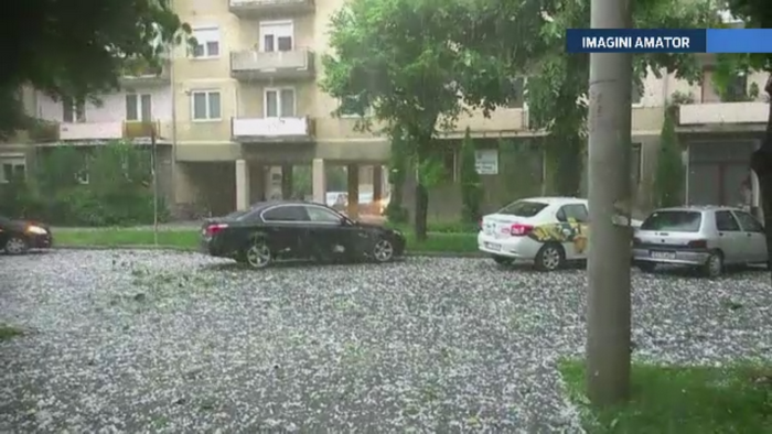 Cerul s-a facut negru si a adus cu el bucati mari de grindina. Momentul in care doua anotimpuri s-au suprapus in vestul tarii