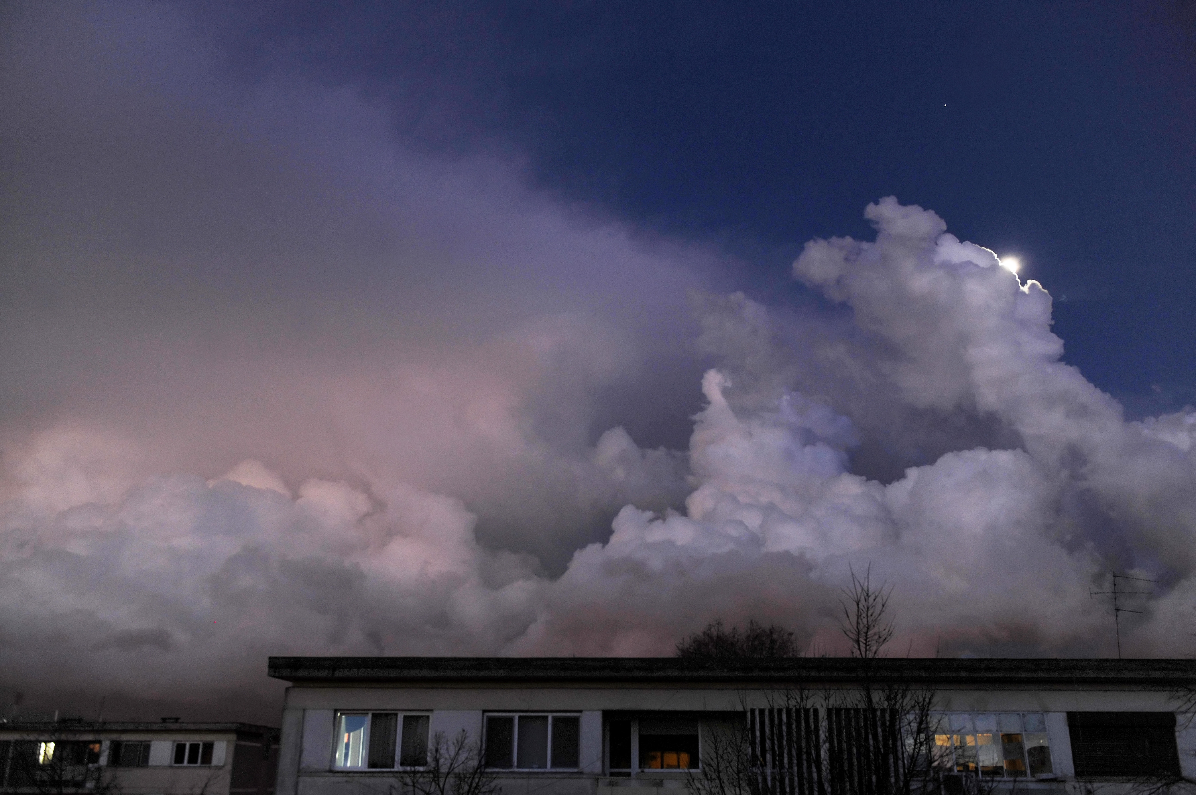 Informare ANM de furtuni, descarcari electrice si vant puternic. Care sunt judetele afectate