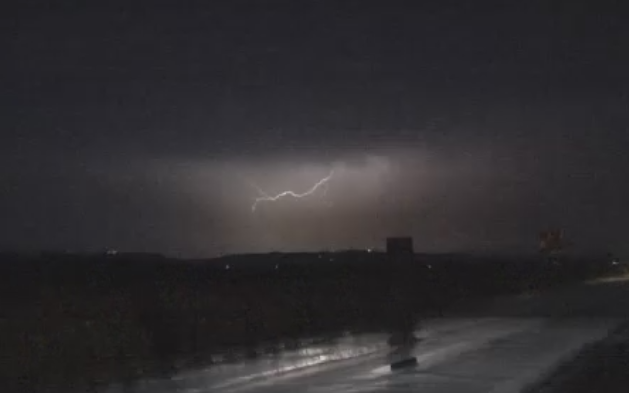 Un baiat de 16 ani a murit dupa ce a fost lovit de un fulger, in Bistrita-Nasaud. Obiectul care a actionat ca un paratrasnet