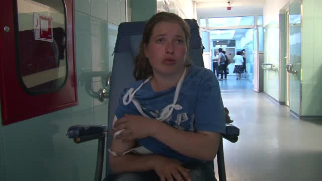 O tanara din Iasi a ajuns la spital, dupa ce a fost injunghiata de iubit: "Cand e beat, da cu toporul ori cu cutitul"