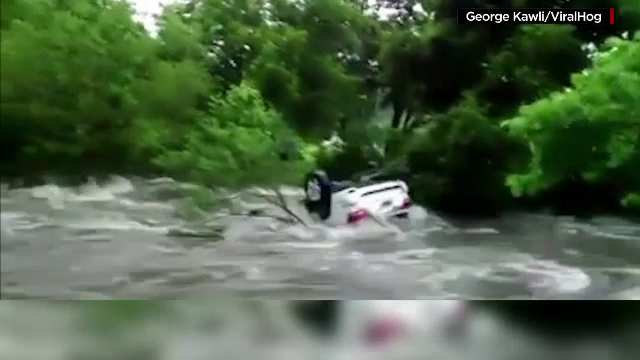 Cele mai grave inundatii din ultimii 25 de ani, la granita dintre SUA si Mexic. Zece persoane au murit din cauza tornadelor